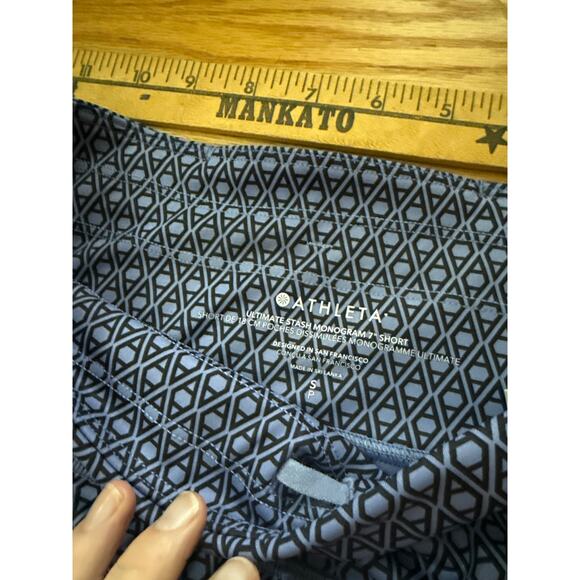 Athleta Shorts Sz S Ultimate Stash Monogram 7” Shorts - Picture 3 of 4